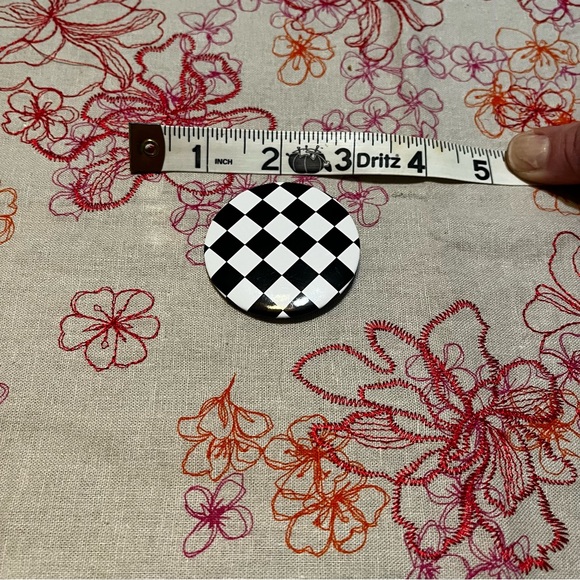 Checkered flag button - Picture 2 of 3